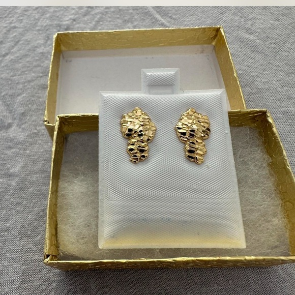Jewelry - Brand new in the box Gold plated Nugget pushback stud Earrings